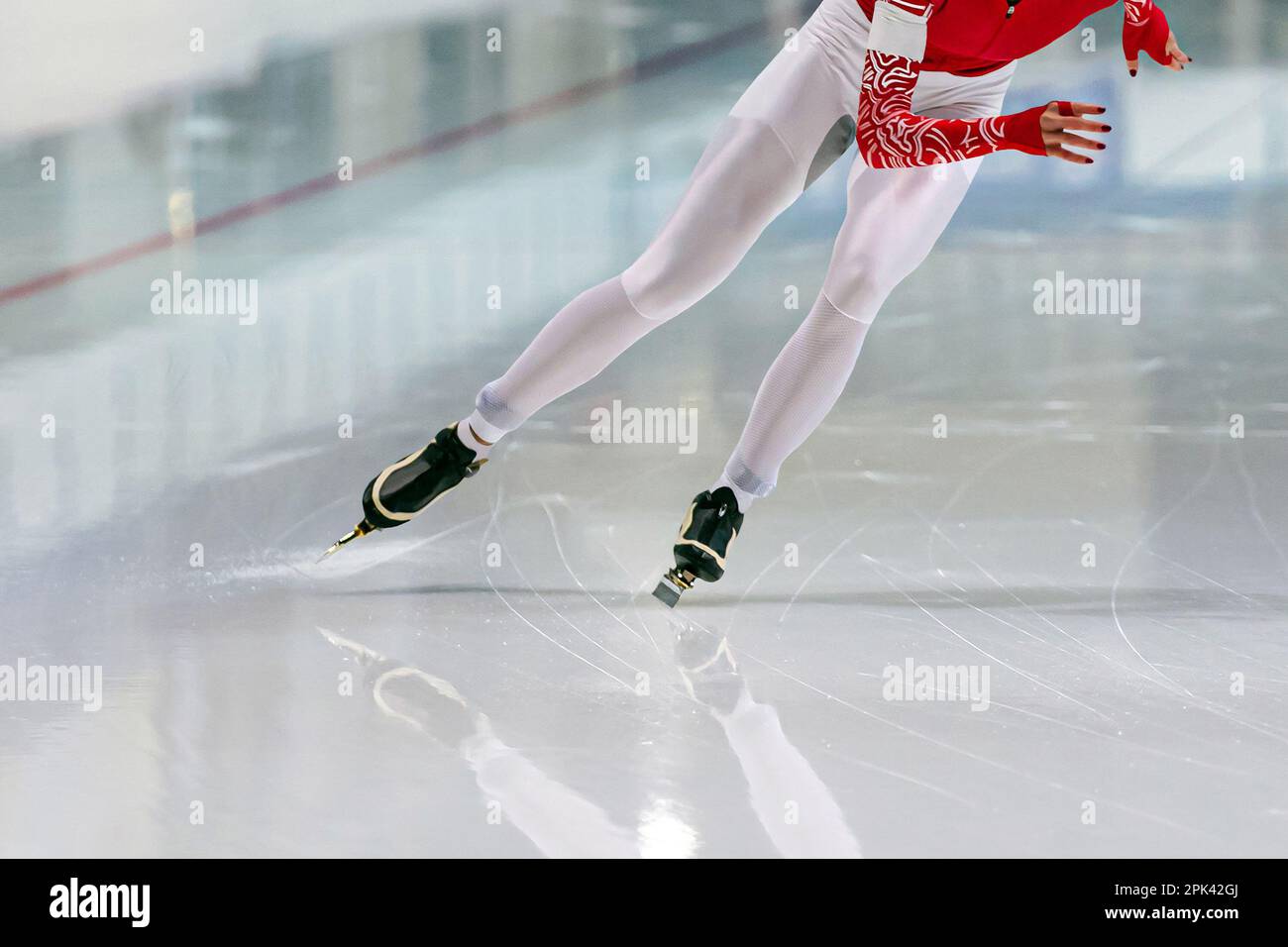 slim skaters femminile correre in gara di pattinaggio di velocità, giochi di sport invernali Foto Stock