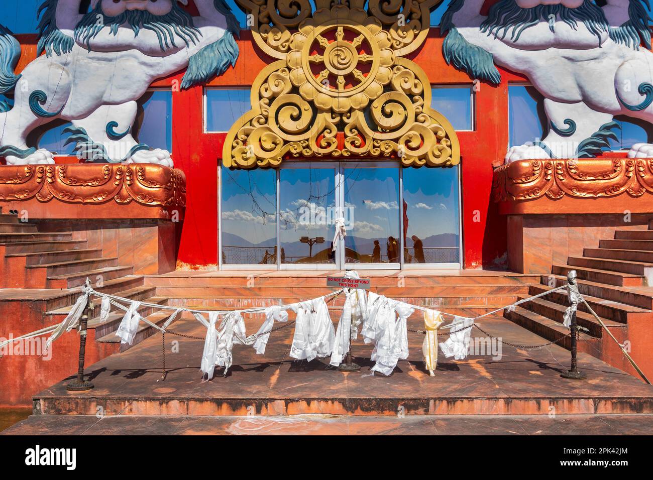 Riflesso di cielo, nuvole e montagne himalayane su vetrate, architettura di base della statua Santa di Guru Padmasambhava. , Samdruptse, Sikkim, India Foto Stock