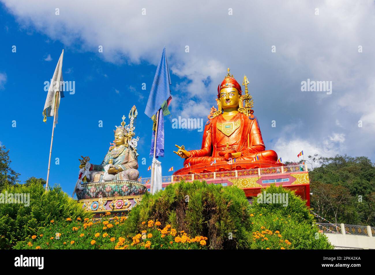 Santa statua di Guru Padmasambhava o nato da un loto, Guru Rinpoche, era un tantrico indiano buddista Vajra maestro che ha insegnato Vajrayana in Tibet. Foto Stock