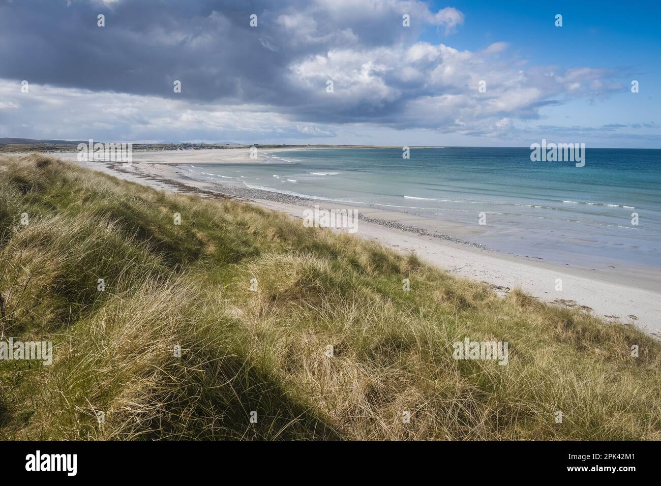 La spiaggia di Howmore (Tobha Mor) si trova a ovest di Loch Druidibeg e si possono ammirare affascinanti cottage con tetto di paglia e antiche cappelle mentre si passeggia lungo il Foto Stock