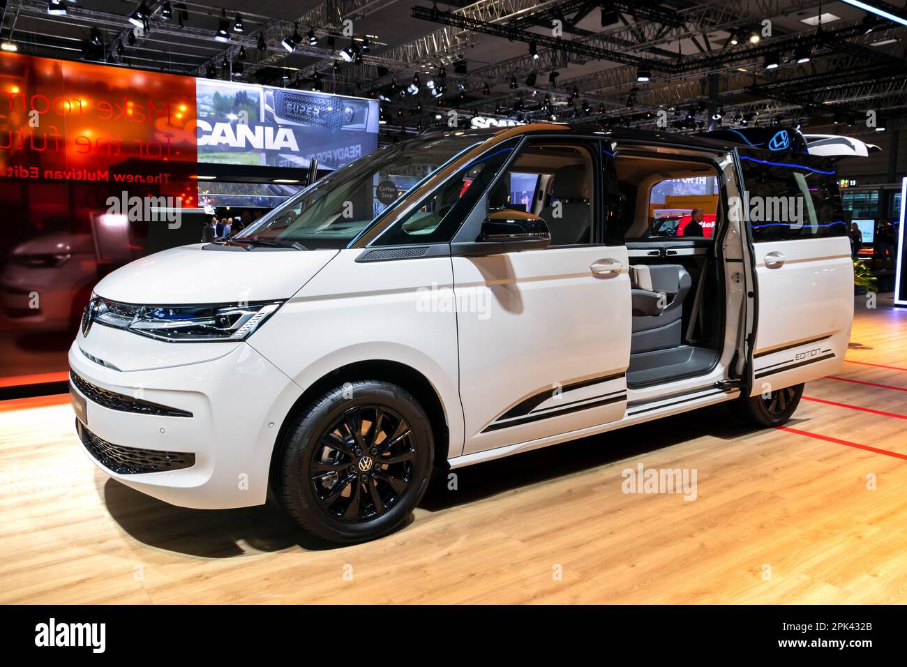 Volkswagen Multivan Edition 25 Taxi Hibrid van al Salone dei motori di  Hannover IAA Transportation. Germania - 20 settembre 2022 Foto stock - Alamy