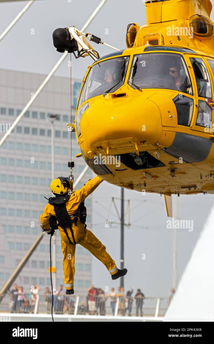 Elicottero di soccorso Eurocopter AS365 Daupin da NHV-Noordzee Helikopters operazione di salvataggio. 3 settembre 2016.. Foto Stock