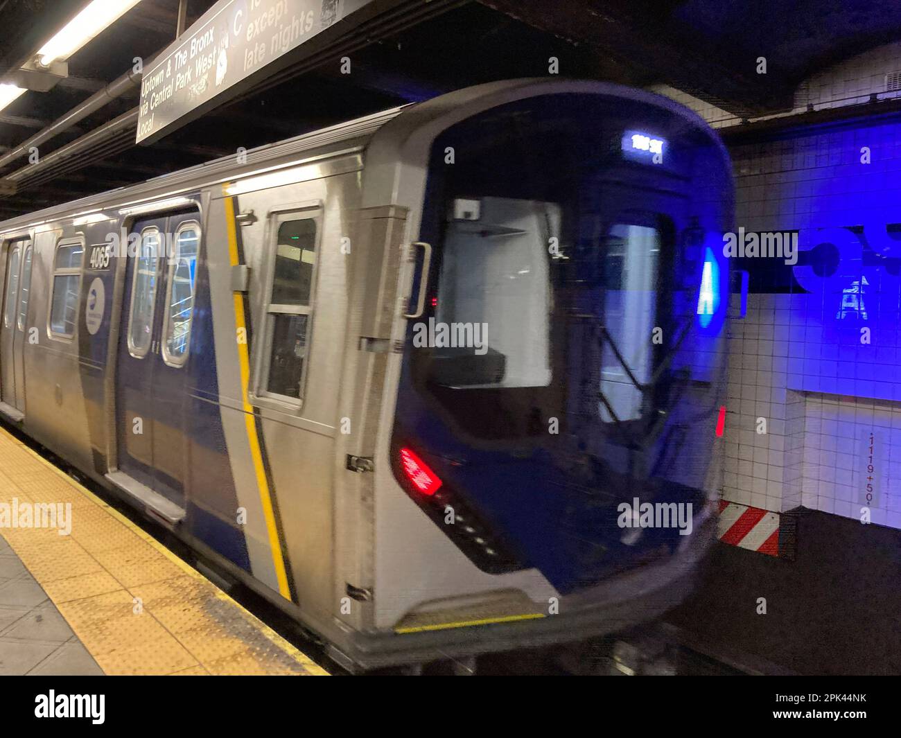 I viaggiatori che viaggiano sul Treno A della metropolitana di New York potranno usufruire del nuovissimo treno della metropolitana R211, all'avanguardia, domenica 2 aprile 2023. (© Frances M. Roberts) Foto Stock