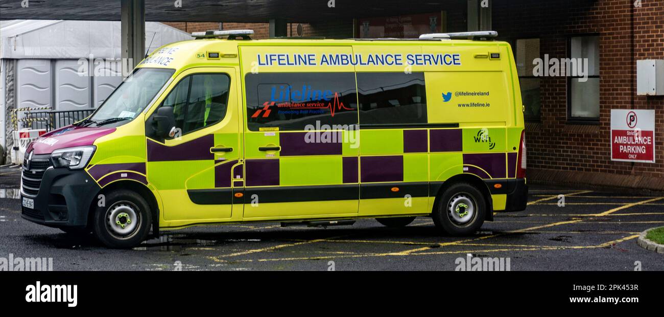 Un'ambulanza del Lifeline Ambulance Service, il più grande fornitore di servizi di ambulanza privata in Irlanda, fondatore e proprietario David Hall. Foto Stock