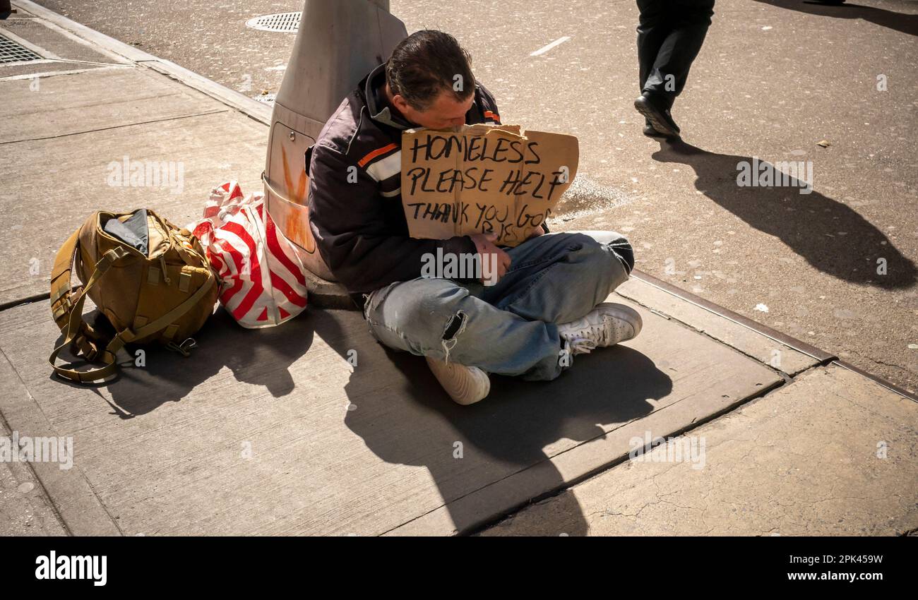 Senzatetto mendicante a Chelsea a New York Domenica, 2 aprile 2023. (© Richard B. Levine) Foto Stock