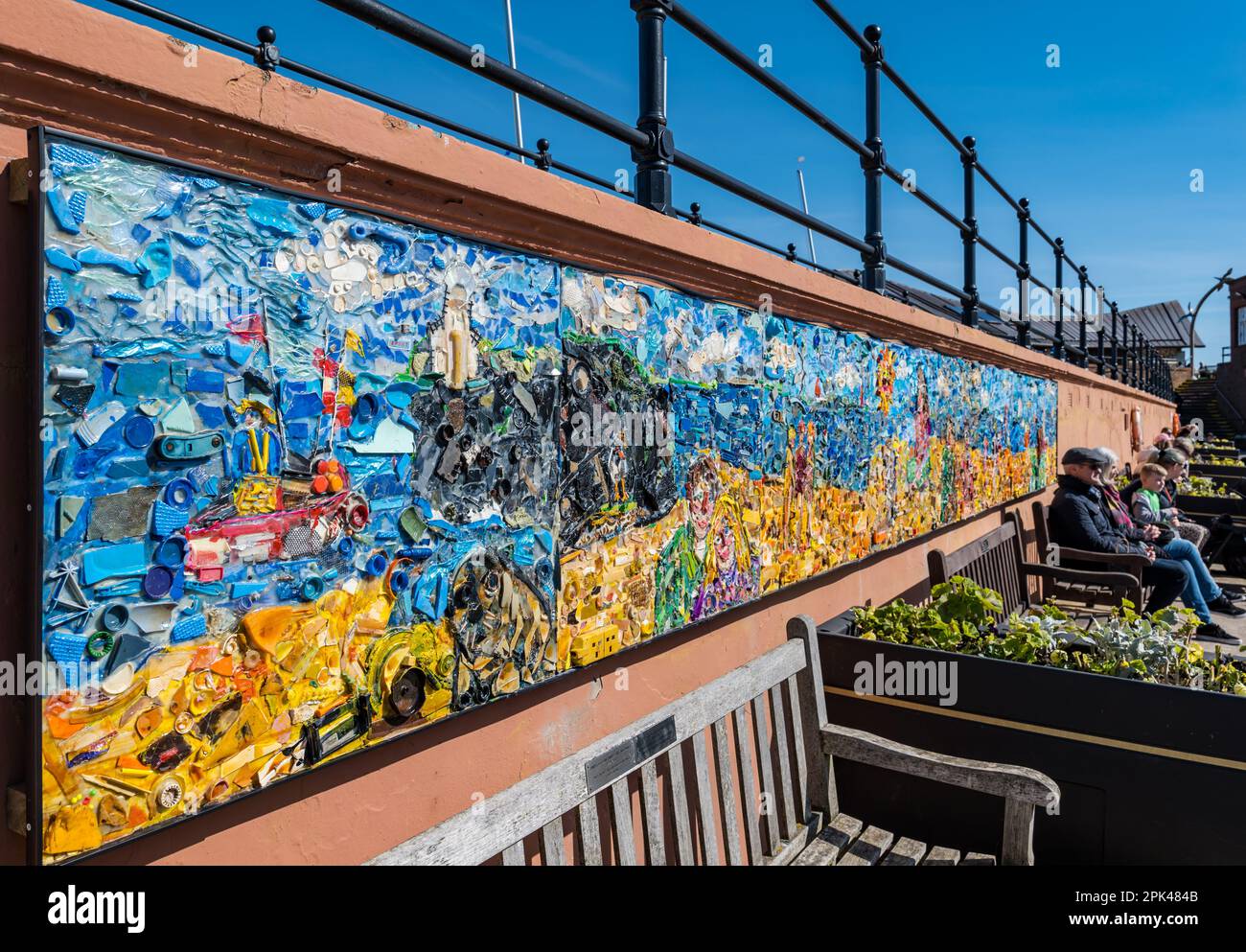 Mosaico di opere d'arte pubbliche realizzato da cucciolata marina in plastica raccolta da Julie Barnes, North Berwick, East Lothian, Scotland, UK Foto Stock