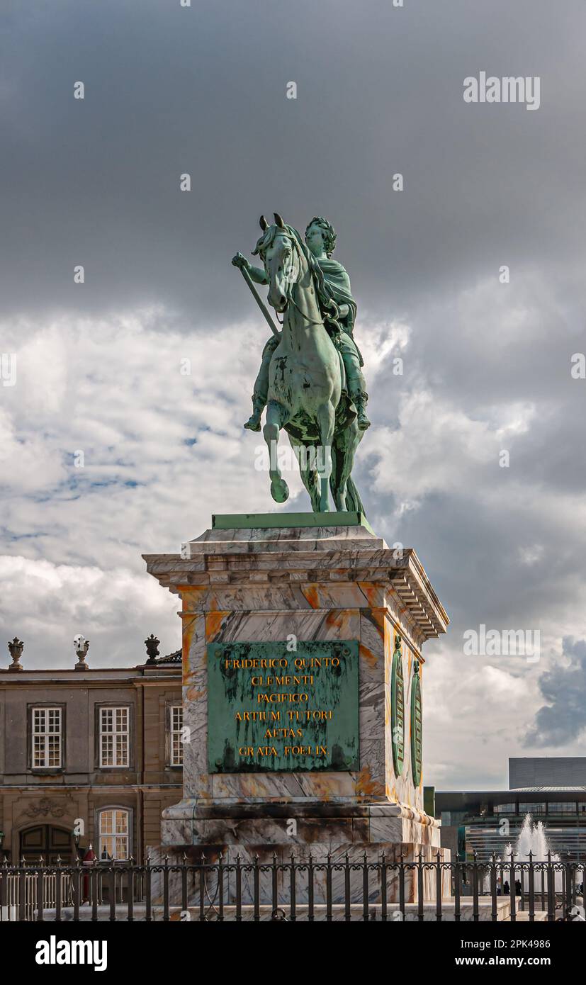 Copenaghen, Danimarca - 13 settembre 2010: Piazza Amalienborg. Primo piano frontale della statua equestre Frederik V in bronzo verde su piedistallo in marmo sotto gr Foto Stock