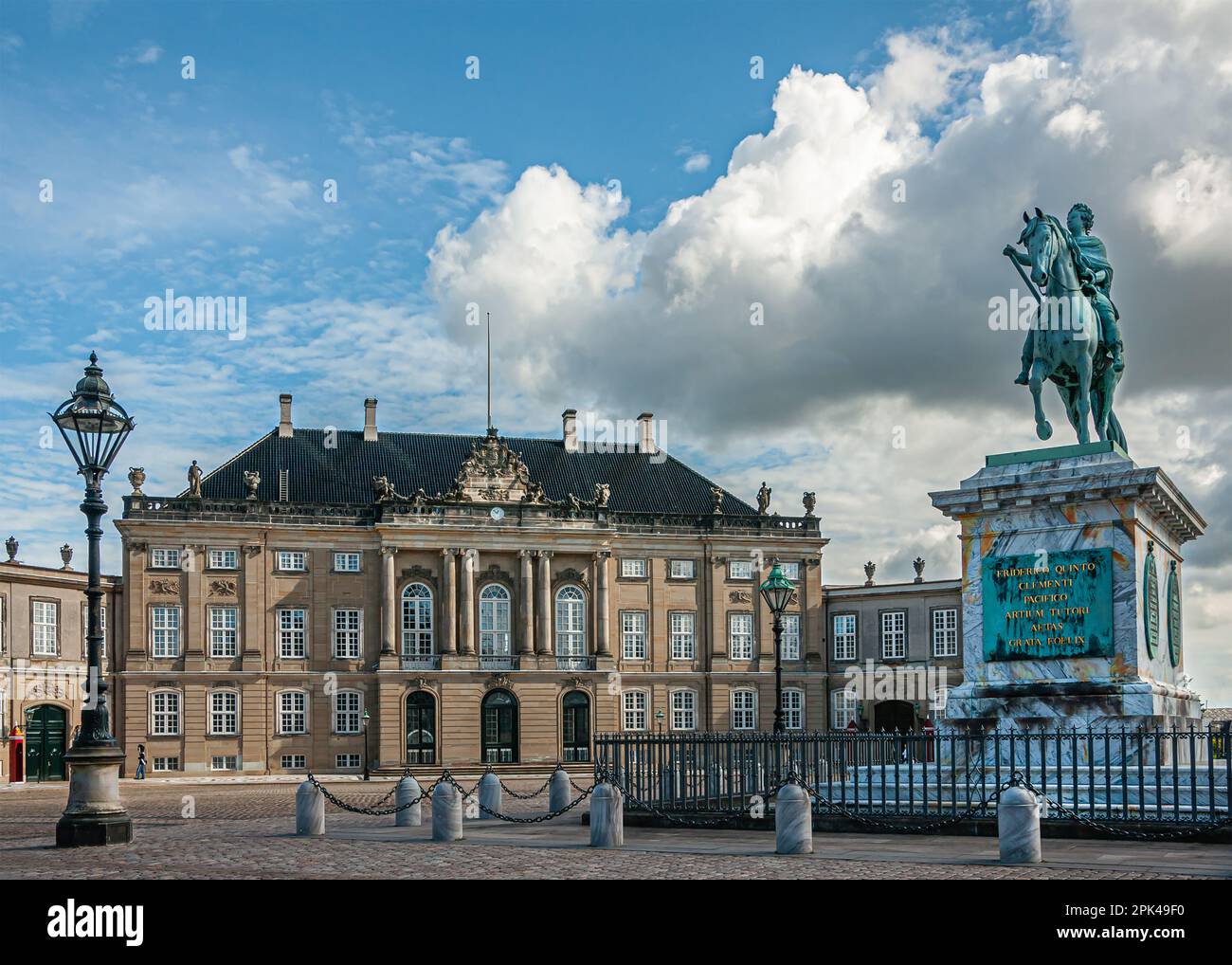Copenaghen, Danimarca - 13 settembre 2010: Piazza Amalienborg. Frederik V statua equestre in bronzo verde su piedistallo in marmo sotto il paesaggio azzurro. Fred Foto Stock