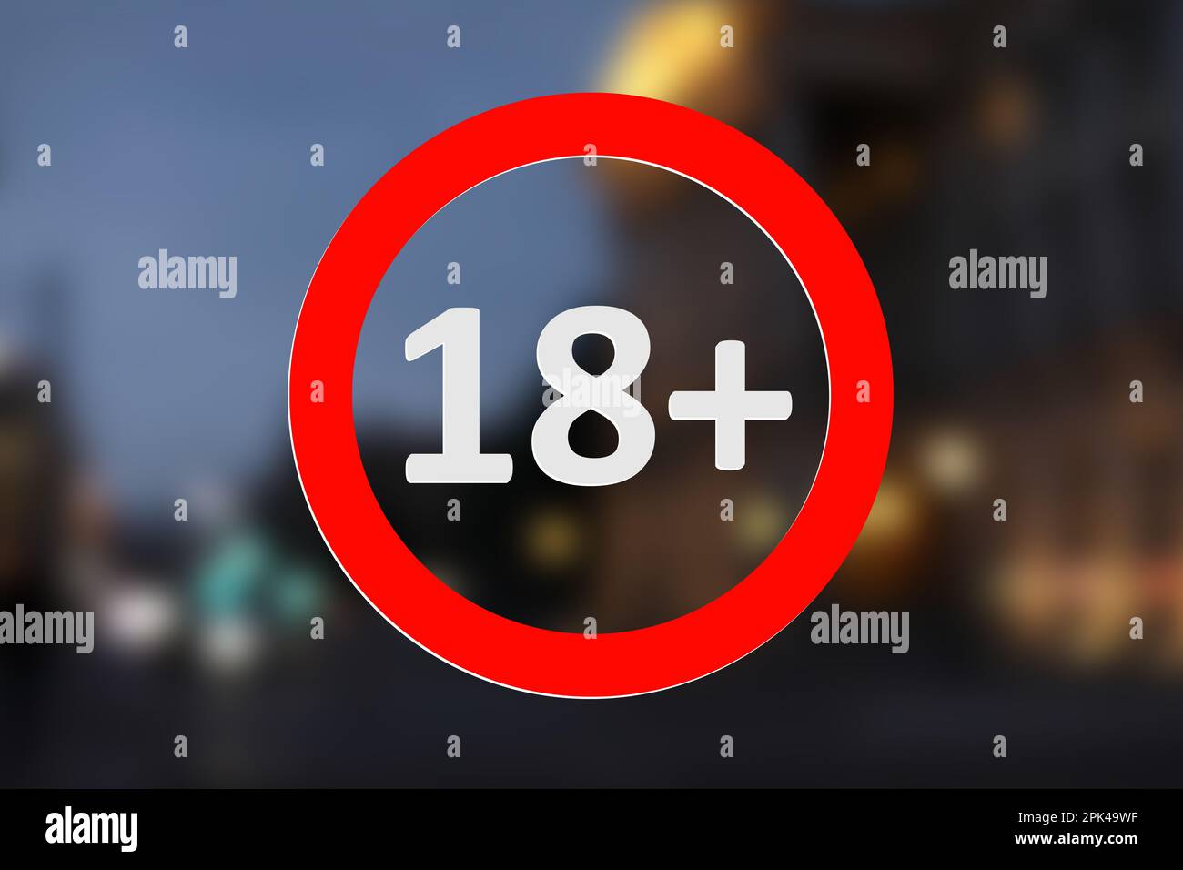 Segno limite di età 18+ anni e vista sfocata della città notturna Foto Stock