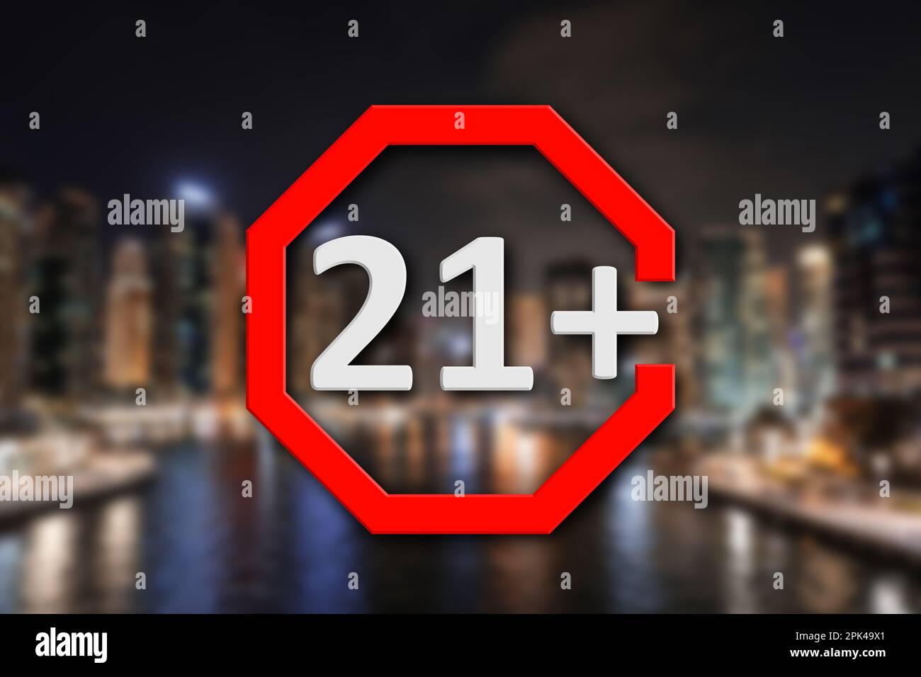 Segno limite di età 21+ anni e vista sfocata della città notturna Foto Stock