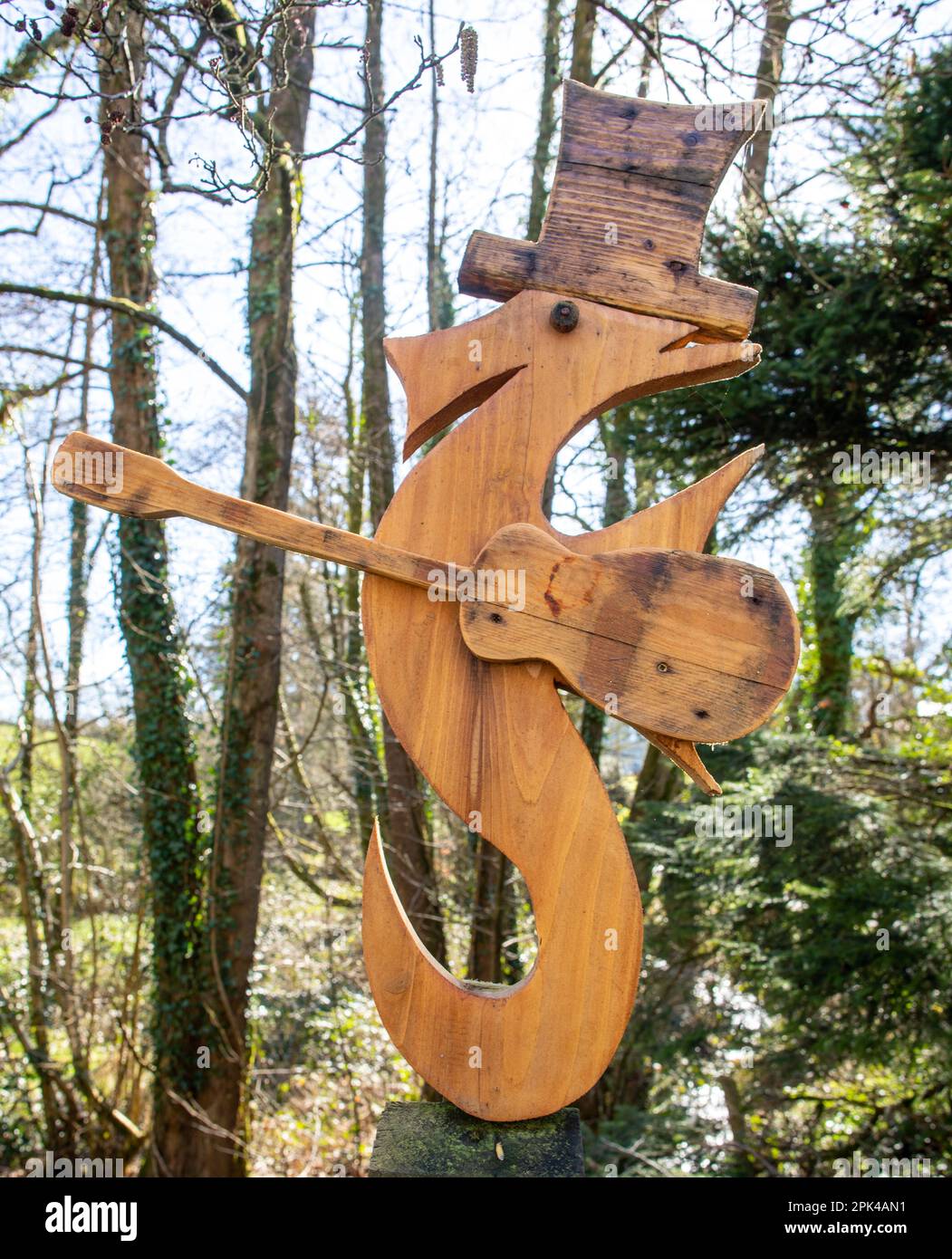 Sculture tradizionali gallesi in legno Pembrokeshire Wales UK Foto Stock
