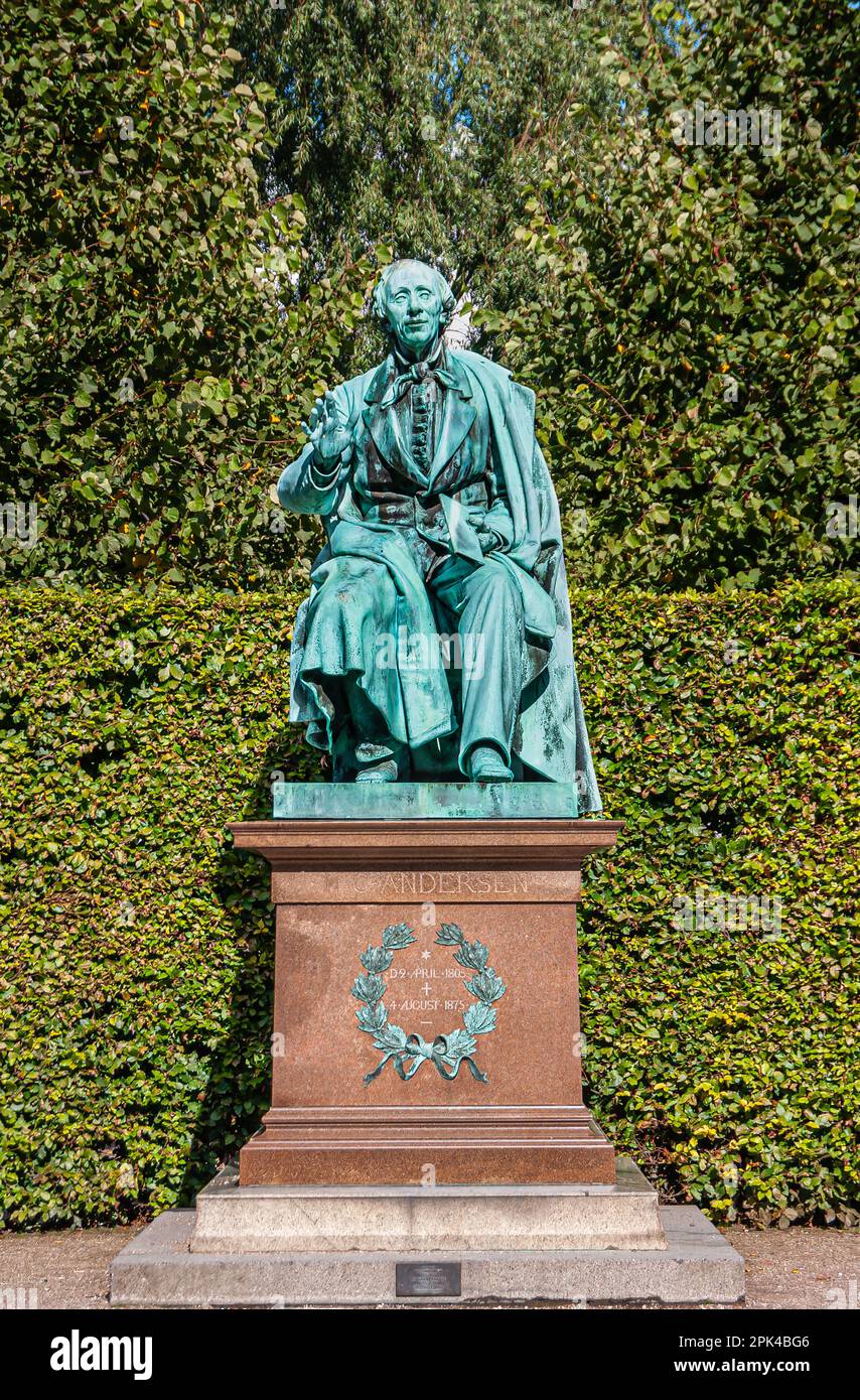 Copenaghen, Danimarca - 13 settembre 2010: Statua in bronzo verde di Hans Christian Andersen sul pavimento in marmo a Kongens Have, Kings Garden, Green Foto Stock