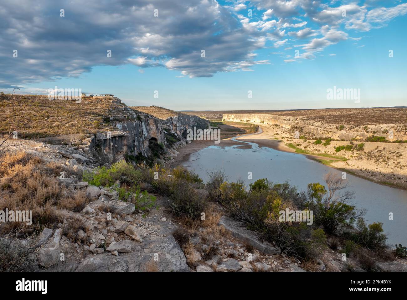 Da un punto panoramico del fiume Pecos in Texas, a breve distanza prima di sfociare nel Rio Grand River che forma il confine tra Stati Uniti e Messico. Foto Stock