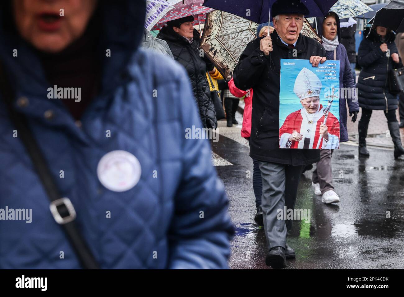 3 aprile 2023, Cracovia, Polonia: La gente partecipa a una marcia in difesa del compianto papa, San Giovanni Paolo II, e commemorando il 18th° anniversario della sua scomparsa. Cracovia, Polonia il 2 aprile 2023. Le Marche sono state tenute in tutto il paese in risposta ad una recente indagine giornalistica condotta dal canale televisivo polacco TVN24 ha dimostrato che il compianto papa era a conoscenza di casi di scandali di pedofilia della chiesa e ha cercato di coprirli trasferendo sacerdoti in altre diocesi quando era arcivescovo di Cracovia (Credit Image: © Beata Zawrzel/ZUMA Press Wire) SOLO PER USO EDITORIALE! Non per gli Stati Uniti commerciali Foto Stock