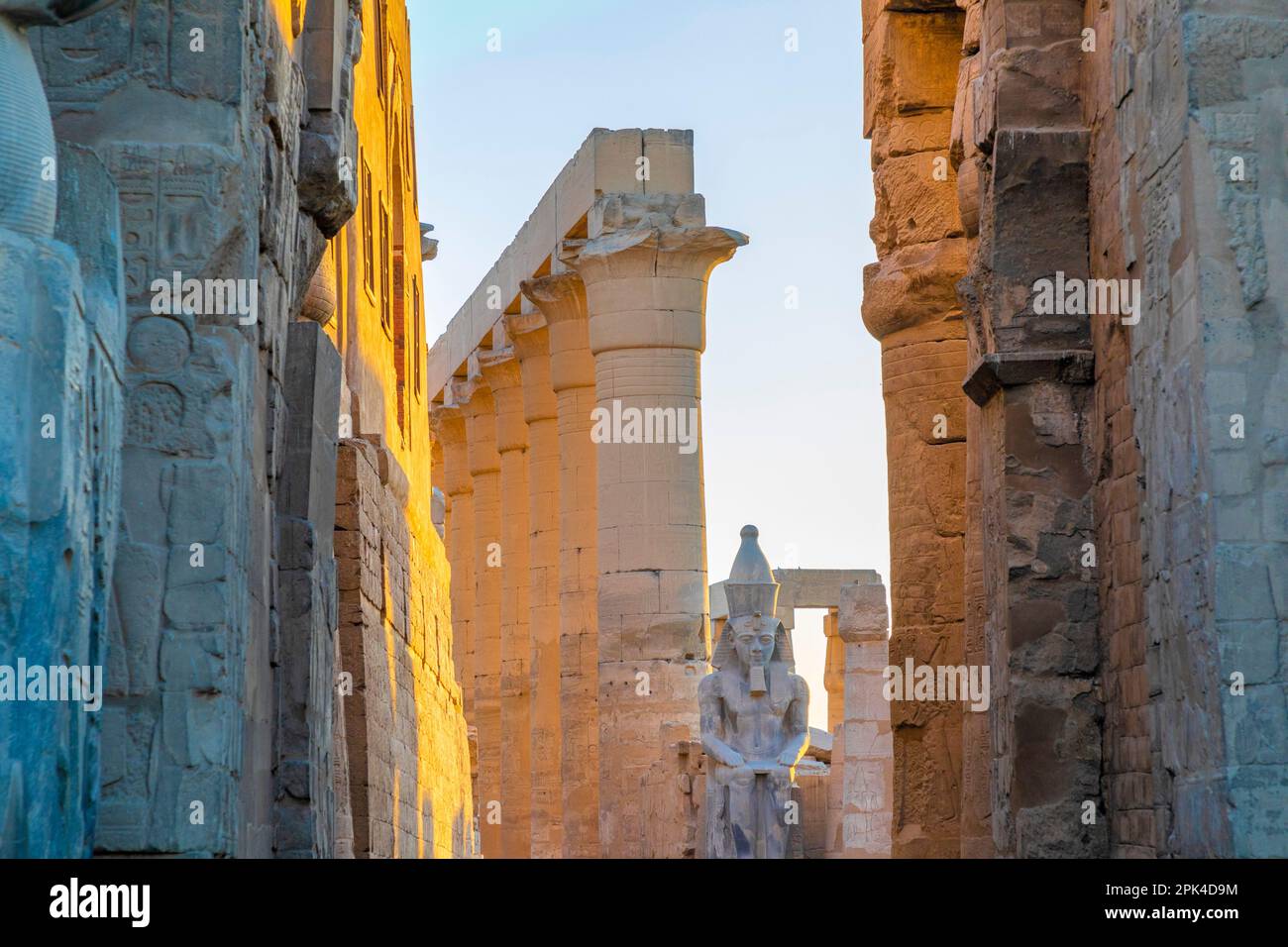 Il Colosso di Ramesses ll nella prima Corte, Tempio di Luxor, Luxor, Egitto, Africa del Nord-Est Foto Stock