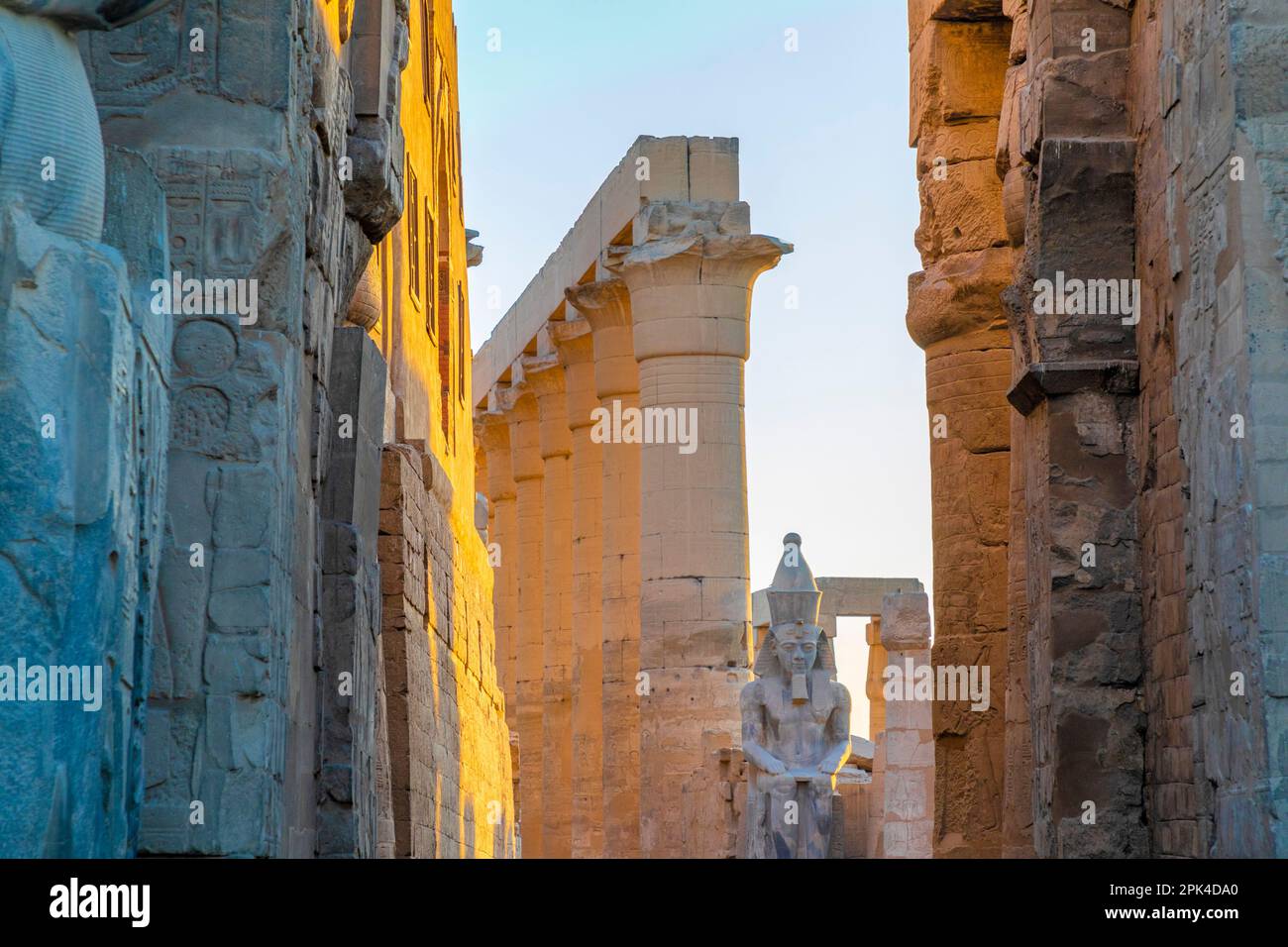 Il Colosso di Ramesses ll nella prima Corte, Tempio di Luxor, Luxor, Egitto, Africa del Nord-Est Foto Stock