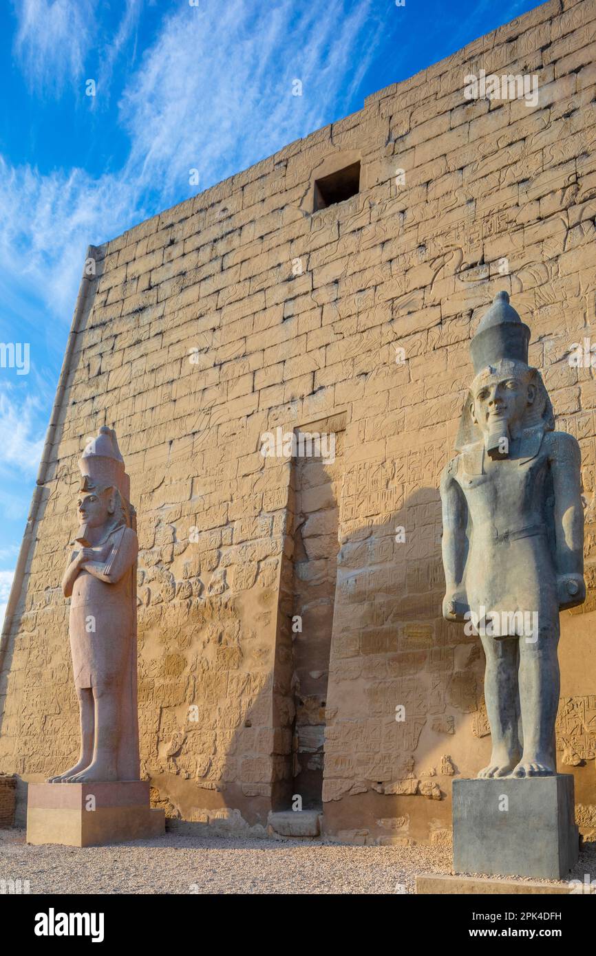 Il pilone di Ramesses ll con uno dei Colossi, Luxor Tempio, Luxor, Egitto, Nord Est Africa Foto Stock