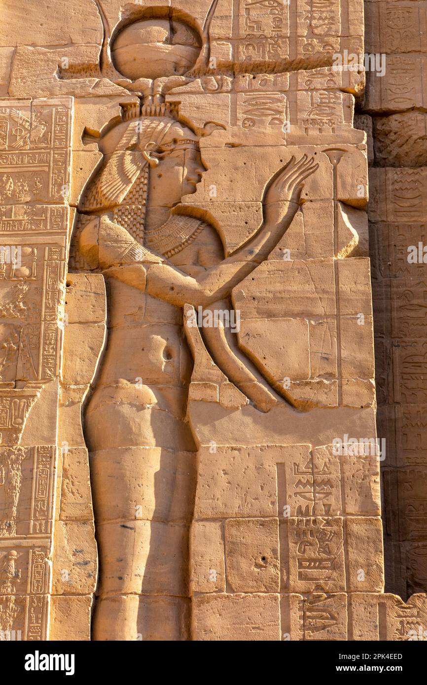 Sculture in pietra e geroglifici nel Santuario al Tempio di Iside al complesso del Tempio di Philae, Isola di Agilkia, Assuan, Egitto, Africa del Nord-Est Foto Stock