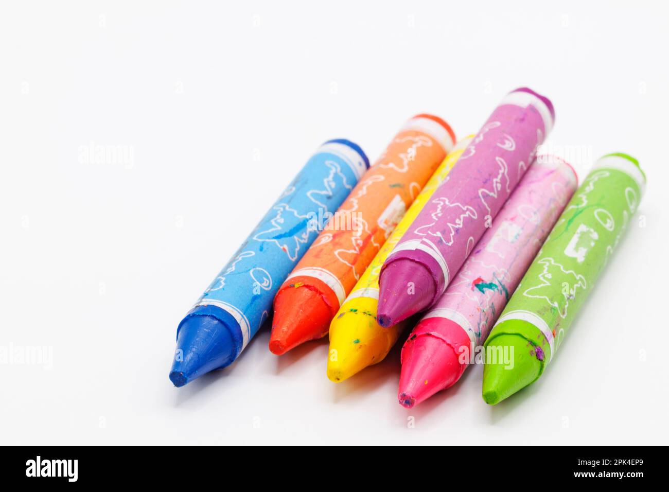 pastelli per bambini in diversi colori su sfondo bianco Foto Stock
