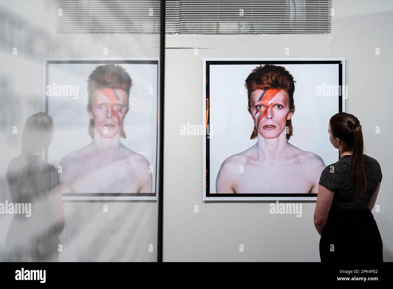 Londra, Regno Unito. 5 aprile 2023. Un membro dello staff vede "Aladdin sane, Eyes Open", 1973, di Brian Duffy, in anteprima di "Aladdin sane: 50 years", una nuova mostra al Royal Festival Hall del Southbank Centre. Cinquant’anni dopo l’uscita dell’album ‘Aladdin sane’ di David Bowie, la mostra esplora l’iconico ritratto di copertina ‘Lightning Bolt’ di Brian Duffy e la continua ridefinizione dell’immagine di Bowie. Lo spettacolo si svolge dal 6 aprile al 28 maggio. Credit: Stephen Chung / Alamy Live News Foto Stock