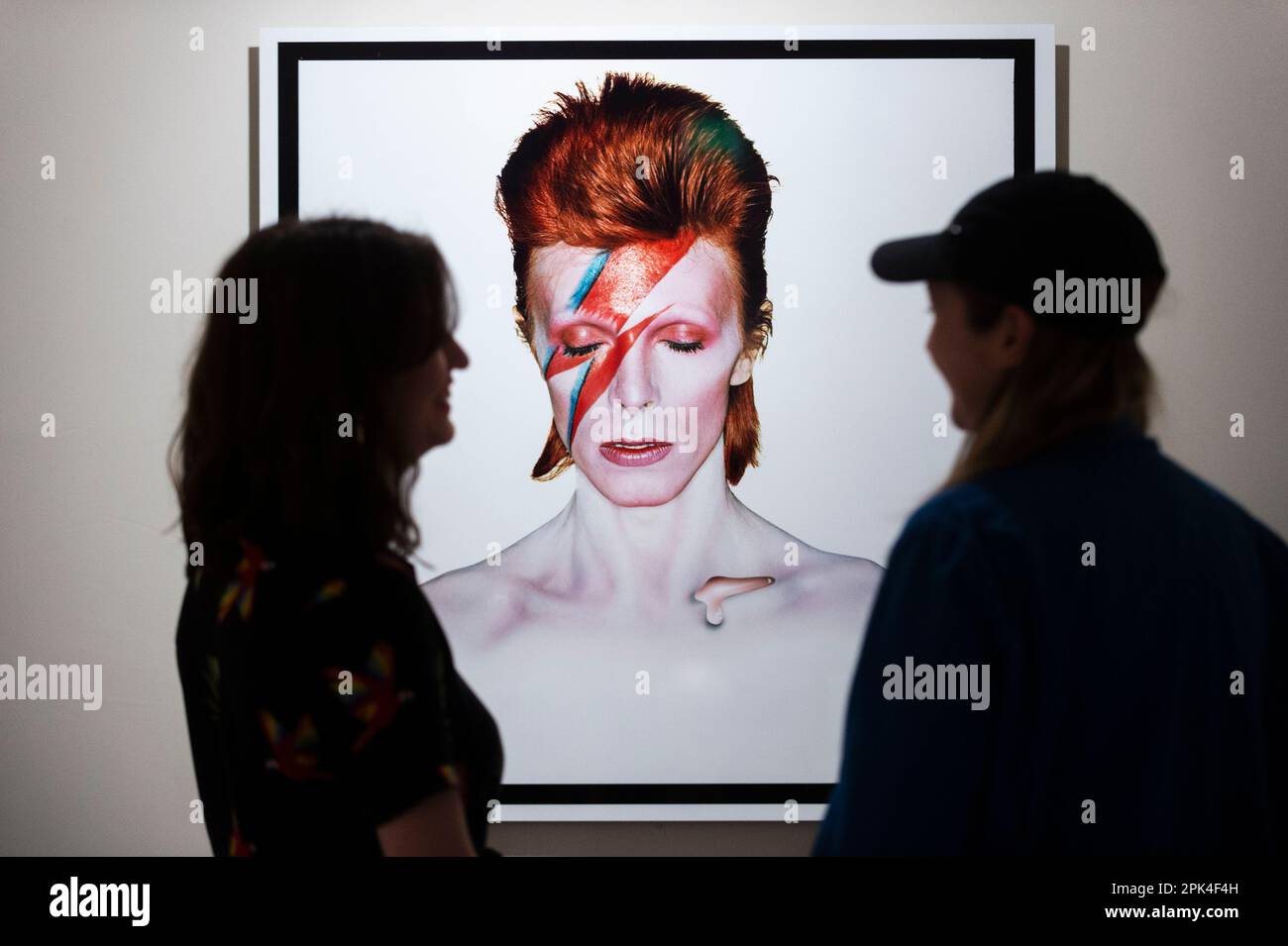 Londra, Regno Unito. 5 aprile 2023. I visitatori vedono 'Aladdin sane, Eyes Shut', 1973, di Brian Duffy, in anteprima di 'Aladdin sane: 50 years', una nuova mostra al Royal Festival Hall del Southbank Centre. Cinquant’anni dopo l’uscita dell’album ‘Aladdin sane’ di David Bowie, la mostra esplora l’iconico ritratto di copertina ‘Lightning Bolt’ di Brian Duffy e la continua ridefinizione dell’immagine di Bowie. Lo spettacolo si svolge dal 6 aprile al 28 maggio. Credit: Stephen Chung / Alamy Live News Foto Stock