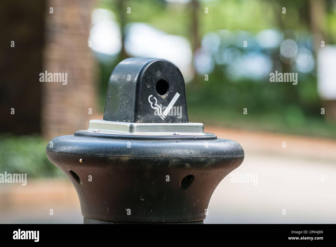 Posacenere o ricettacolo di sigarette all'aperto concetto di ambiente pulito e industria del tabacco Foto Stock