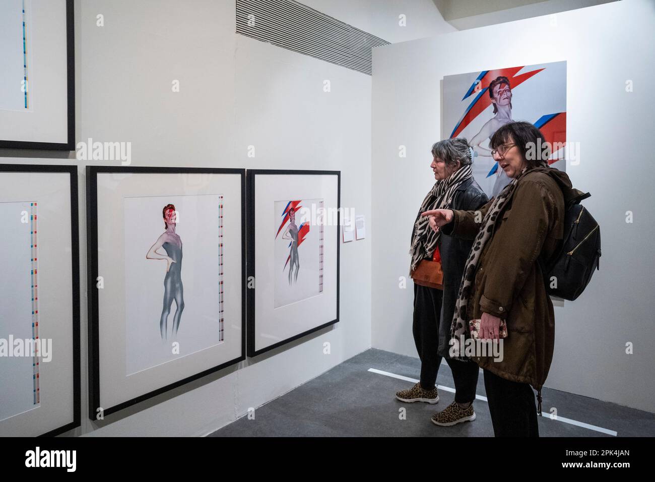 Londra, Regno Unito. 5 aprile 2023. I visitatori vedono le versioni di Aladdin sane in anteprima di ‘Aladdin sane: 50 years’, una nuova mostra al Royal Festival Hall del Southbank Centre. Cinquant’anni dopo l’uscita dell’album ‘Aladdin sane’ di David Bowie, la mostra esplora l’iconico ritratto di copertina ‘Lightning Bolt’ di Brian Duffy e la continua ridefinizione dell’immagine di Bowie. Lo spettacolo si svolge dal 6 aprile al 28 maggio. Credit: Stephen Chung / Alamy Live News Foto Stock