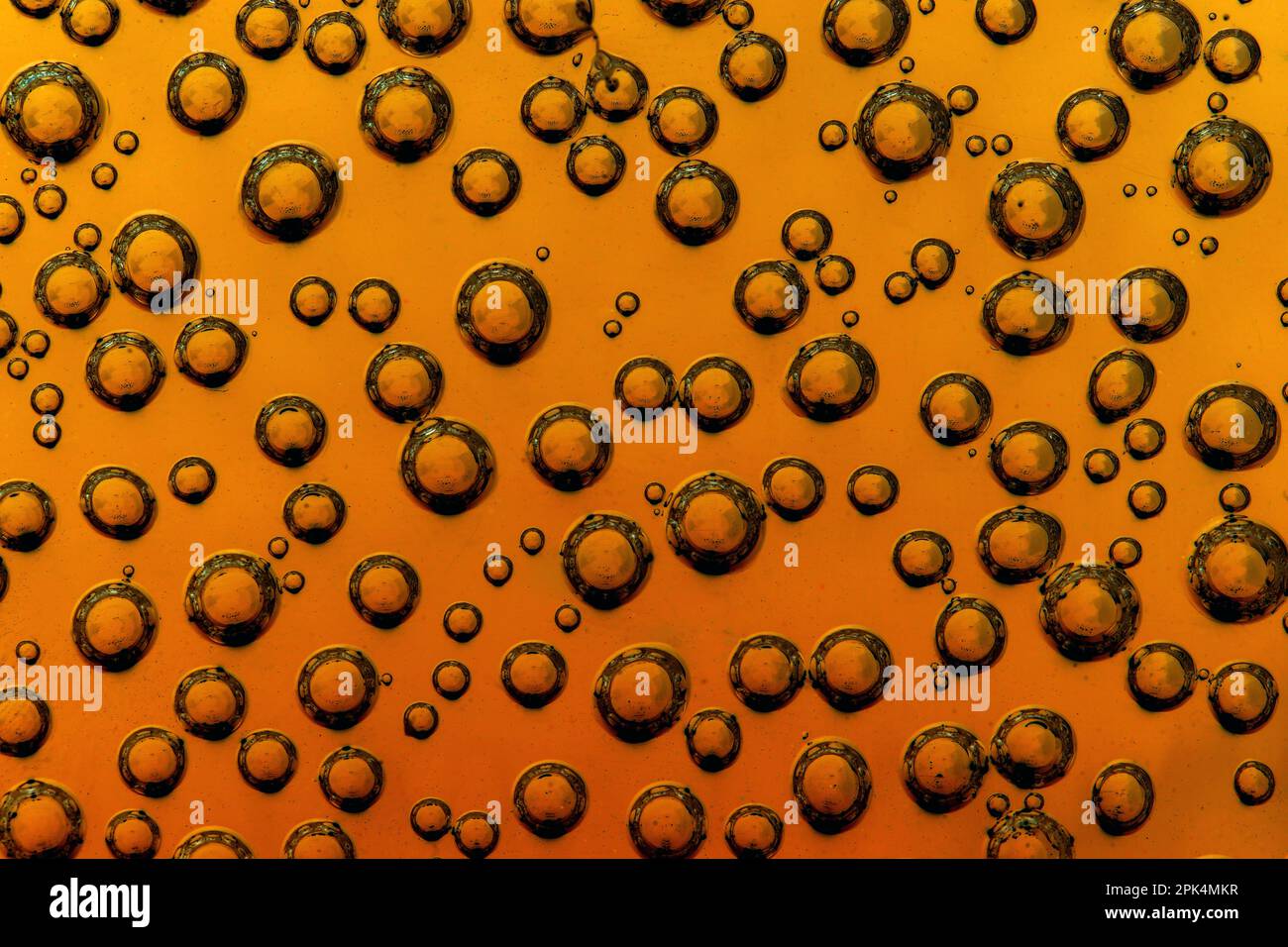 Sfondo arancione con gocce di vetro Foto Stock