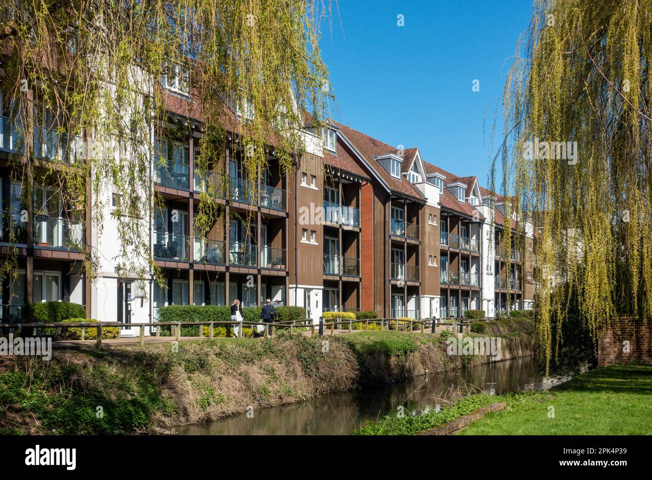 Riverside,sviluppo,The Rope Walker,sviluppo del sito di Tannery,,River Stour,Canterbury,Kent,Inghilterra,Appartamenti,balconi,Riverside Walk, Foto Stock
