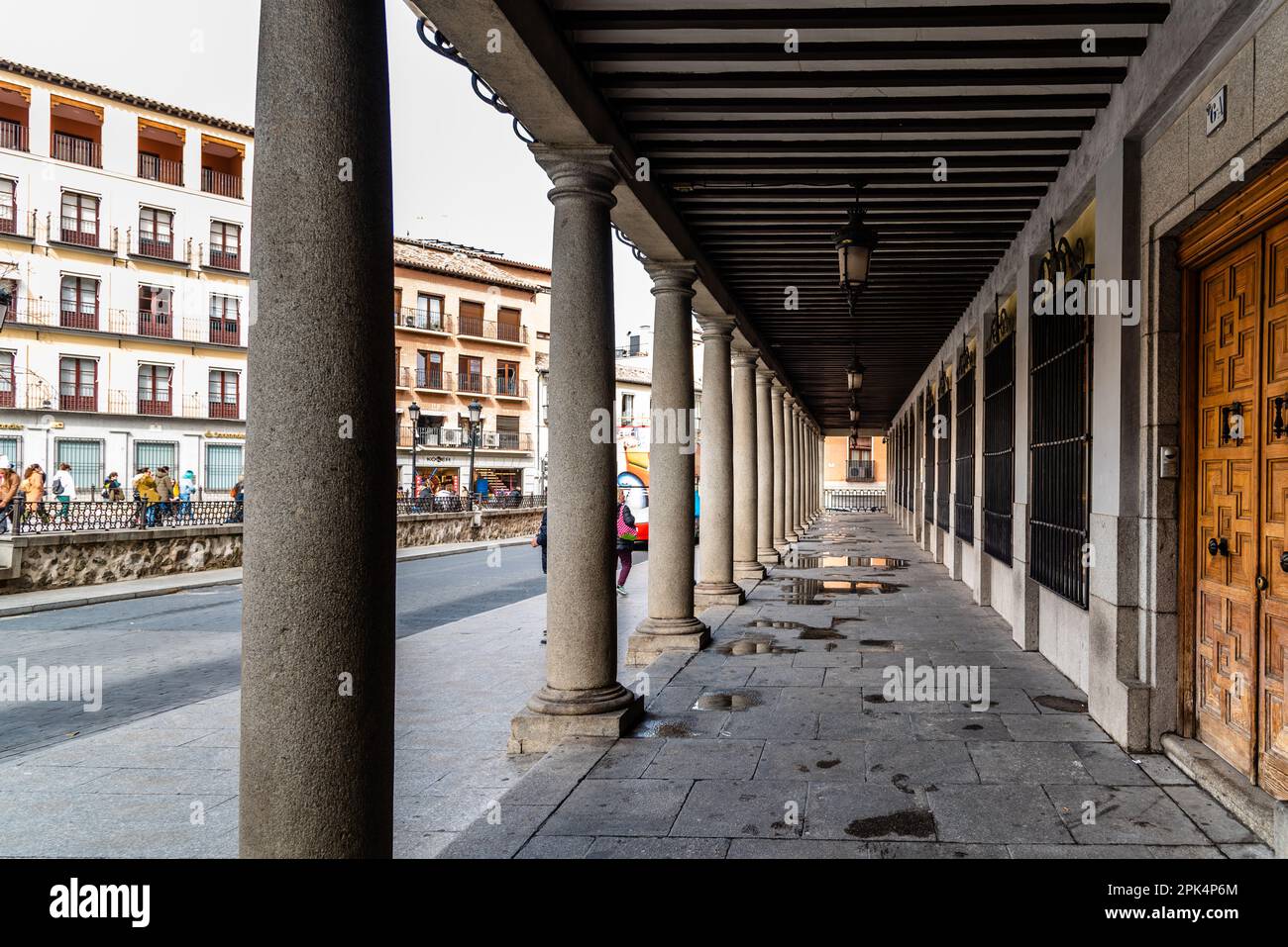 Toledo, Spagna - 19 febbraio 2023: Colonnato nella piazza di Zocodover nel centro storico della città. Foto Stock