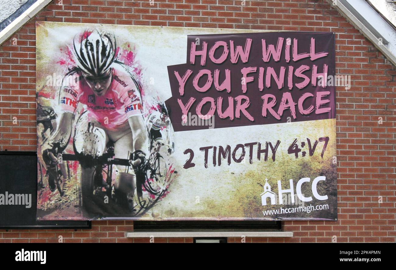 11 maggio 2014 - giro D'Italia 2014 - fase 3 - il peloton era dovuto la città cattedrale di Armagh sul palcoscenico di Armagh a Dublino. La città e la gente di Armagh hanno sostenuto l'evento e hanno preso il giro nei loro cuori. Un tabellone per la chiesa religiosa che collega la corsa del giro d'Italia alle Scritture bibliche secondo Timoteo Capitolo 4 versetto 7. Foto Stock