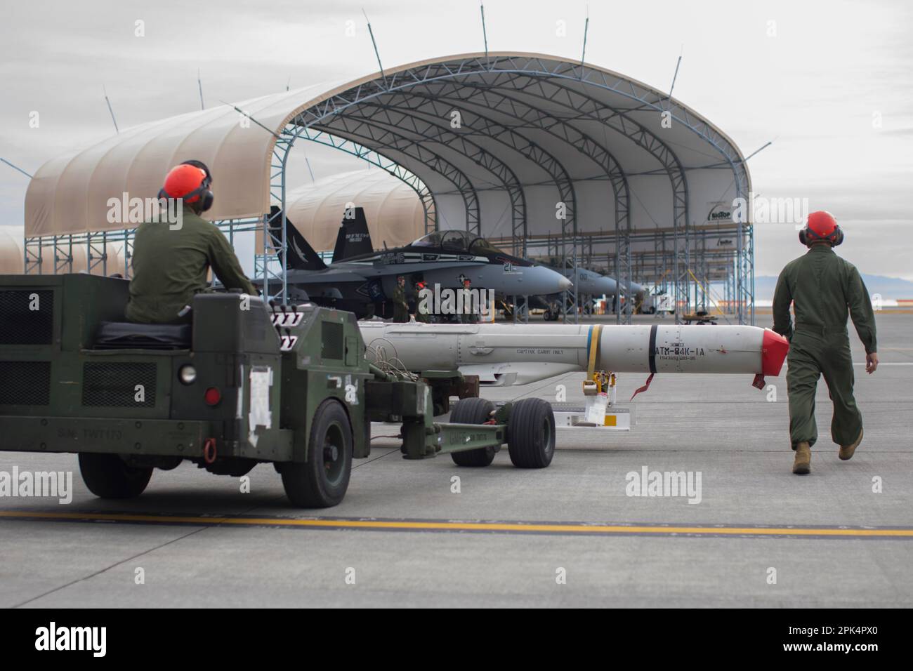 STATI UNITI Marines with Marine Fighter Attack Squadron (VMFA) 115 Practice loading an ATM-84K SLAM-ER missile on an F/A-18D Hornet Aircraft before a validation event at Marine Corps Air Station Iwakuni, Japan, 24 marzo 2023. Marines con VMFA-115 ha condotto il primo carico caldo di un missile Harpoon AGM-84D durante un evento di convalida. La convalida consente inoltre il carico di diversi tipi di ordigni mentre l'aeromobile è in funzione, fornendo una maggiore capacità e una maggiore generazione di smistamenti di aeromobili tattici nell'Indo-Pacifico. (STATI UNITI Corpo marino foto di CPL. Tyler Harmon) Foto Stock