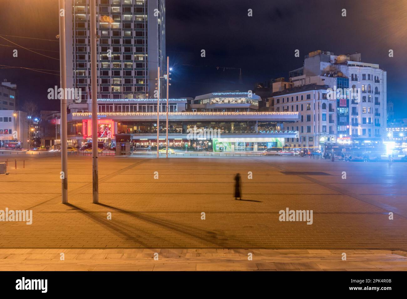Istanbul, Turchia - 11 dicembre 2022: L'hotel Marmara Taksim di notte a Piazza Taksim. Foto Stock