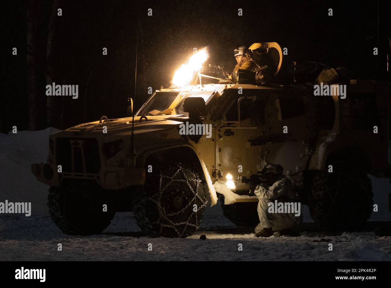 STATI UNITI I soldati dell'esercito dalla squadra di combattimento di Brigade 1st, 11th divisione di fanteria, agganciano gli obiettivi nemici mentre agiscono come forze di opposizione per il centro multinazionale Unito pacifico di preparazione-Alaska 23-02 alla zona di addestramento di Yukon, Fort Wainwright, Alaska, 3 aprile 2023. JPMRC-AK 23-02 è una dimostrazione della capacità della 11th Airborne Division di sopravvivere e prosperare nell’Artico, e della capacità dei suoi soldati di combattere e vincere le guerre della nostra nazione ovunque. (STATI UNITI Air Force foto di Alejandro Peña) Foto Stock