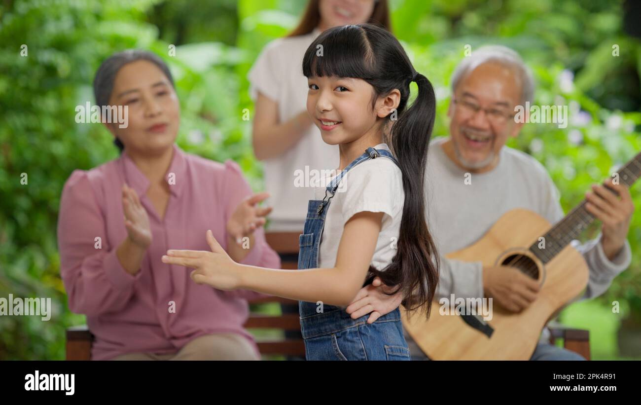 Buon divertimento per i bambini con le canzoni preferite ballare felicemente Foto Stock