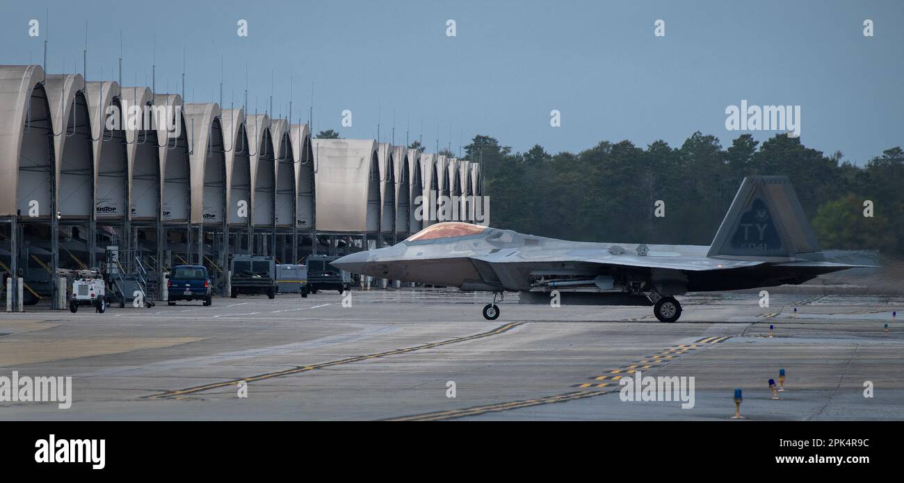 A 325th Fighter Wing F-22A Raptor taxi indietro dopo una missione 24 marzo presso Eglin Air Force base, Fl. Il velivolo Raptor del 325th FW si trova a Eglin dal 2018 dopo che l’uragano Michael ha distrutto le strutture della Tyndall AFB. I Raptors partiranno presto da Eglin per la loro nuova casa, Joint base Langley-Eustis, Virginia. (STATI UNITI Foto dell'aeronautica/Samuel King Jr.) Foto Stock