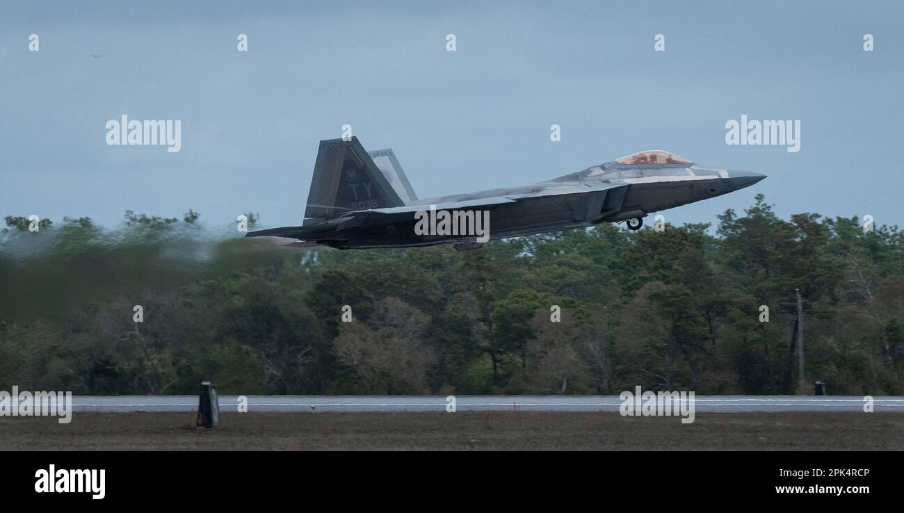 A 325th Fighter Wing F-22A Raptor decollerà per una missione il 24 marzo presso la base dell'aeronautica militare di Eglin, Fl. Il velivolo Raptor del 325th FW si trova a Eglin dal 2018 dopo che l’uragano Michael ha distrutto le strutture della Tyndall AFB. I Raptors partiranno presto da Eglin per la loro nuova casa, Joint base Langley-Eustis, Virginia. (STATI UNITI Foto dell'aeronautica/Samuel King Jr.) Foto Stock