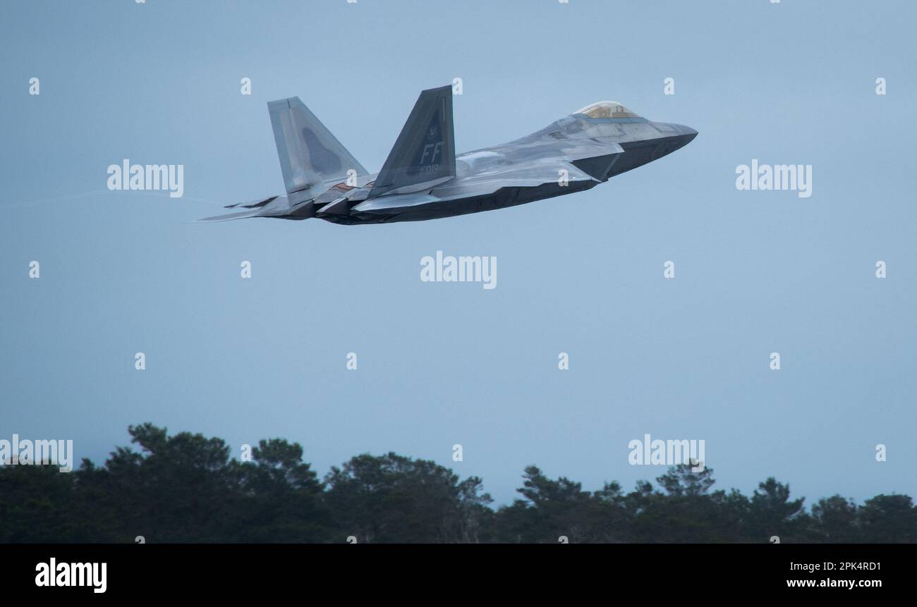 A 325th Fighter Wing F-22A Raptor decollerà per una missione il 24 marzo presso la base dell'aeronautica militare di Eglin, Fl. Il velivolo Raptor del 325th FW si trova a Eglin dal 2018 dopo che l’uragano Michael ha distrutto le strutture della Tyndall AFB. I Raptors partiranno presto da Eglin per la loro nuova casa, Joint base Langley-Eustis, Virginia. (STATI UNITI Foto dell'aeronautica/Samuel King Jr.) Foto Stock