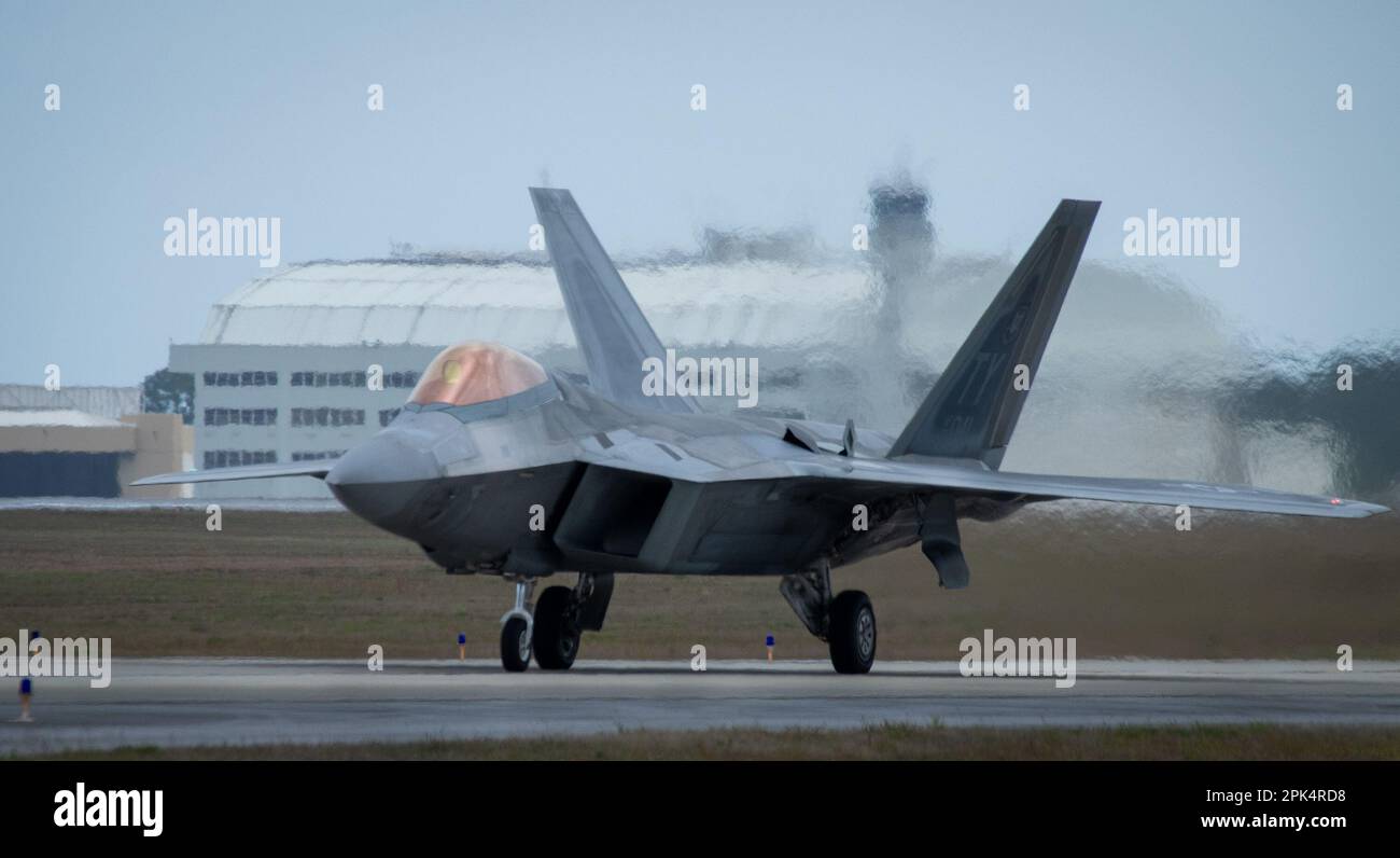 A 325th Fighter Wing F-22A Raptor taxi indietro dopo una missione 24 marzo presso Eglin Air Force base, Fl. Il velivolo Raptor del 325th FW si trova a Eglin dal 2018 dopo che l’uragano Michael ha distrutto le strutture della Tyndall AFB. I Raptors partiranno presto da Eglin per la loro nuova casa, Joint base Langley-Eustis, Virginia. (STATI UNITI Foto dell'aeronautica/Samuel King Jr.) Foto Stock
