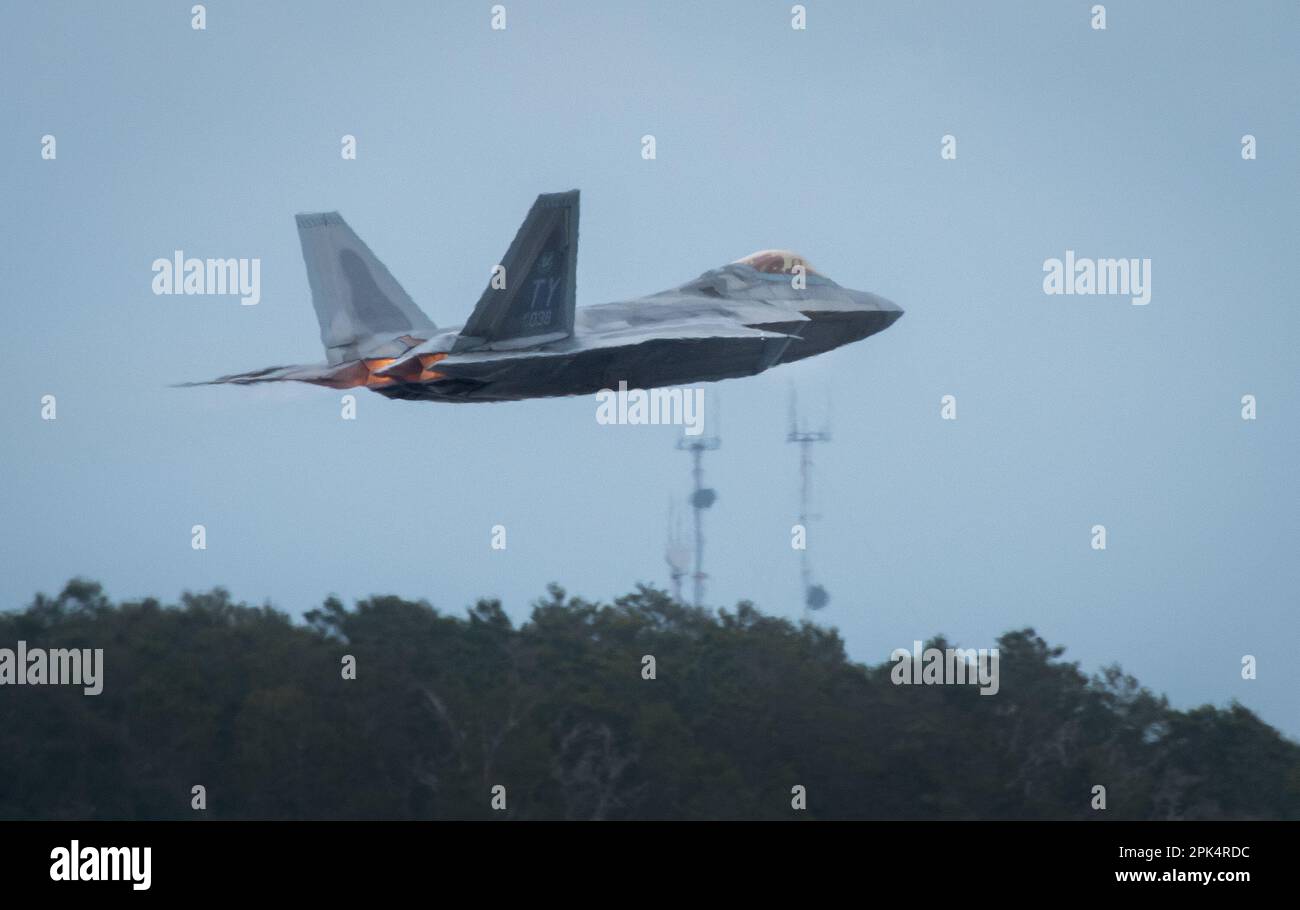 A 325th Fighter Wing F-22A Raptor decollerà per una missione il 24 marzo presso la base dell'aeronautica militare di Eglin, Fl. Il velivolo Raptor del 325th FW si trova a Eglin dal 2018 dopo che l’uragano Michael ha distrutto le strutture della Tyndall AFB. I Raptors partiranno presto da Eglin per la loro nuova casa, Joint base Langley-Eustis, Virginia. (STATI UNITI Foto dell'aeronautica/Samuel King Jr.) Foto Stock