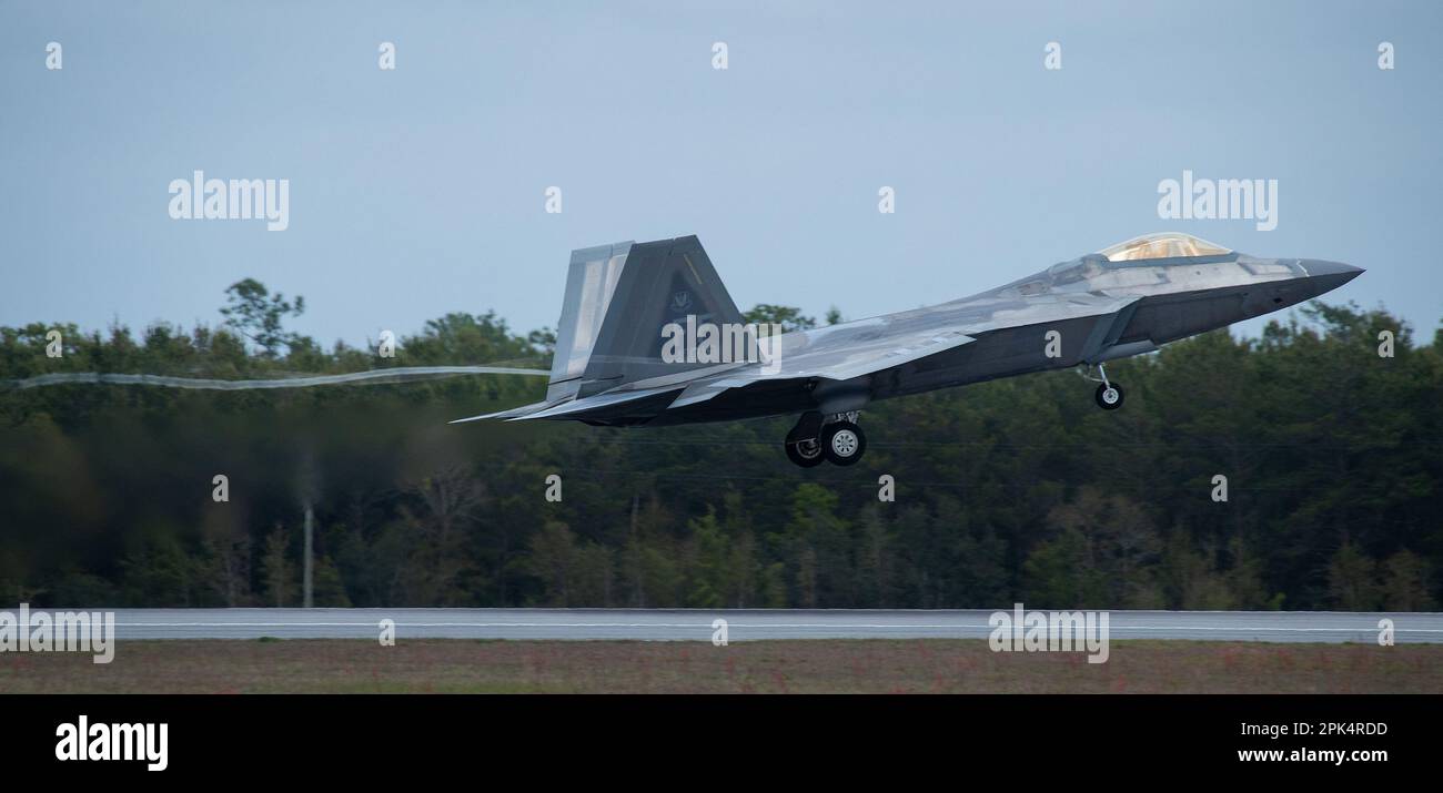A 325th Fighter Wing F-22A Raptor decollerà per una missione il 24 marzo presso la base dell'aeronautica militare di Eglin, Fl. Il velivolo Raptor del 325th FW si trova a Eglin dal 2018 dopo che l’uragano Michael ha distrutto le strutture della Tyndall AFB. I Raptors partiranno presto da Eglin per la loro nuova casa, Joint base Langley-Eustis, Virginia. (STATI UNITI Foto dell'aeronautica/Samuel King Jr.) Foto Stock