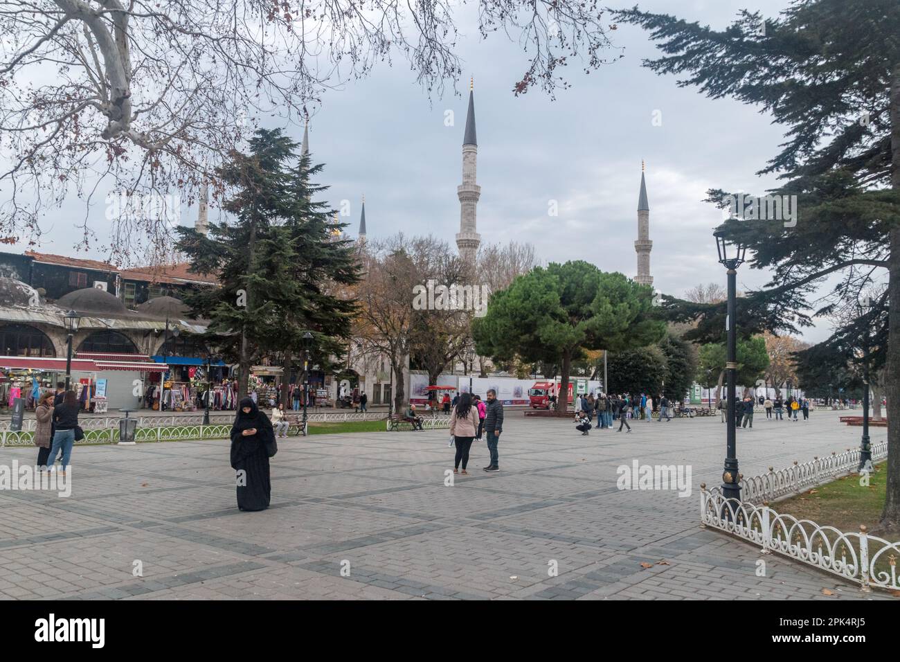 Istanbul, Turchia - 10 dicembre 2022: Piazza Sultanahmet (in turco: Sultanahmet Meydani). Foto Stock