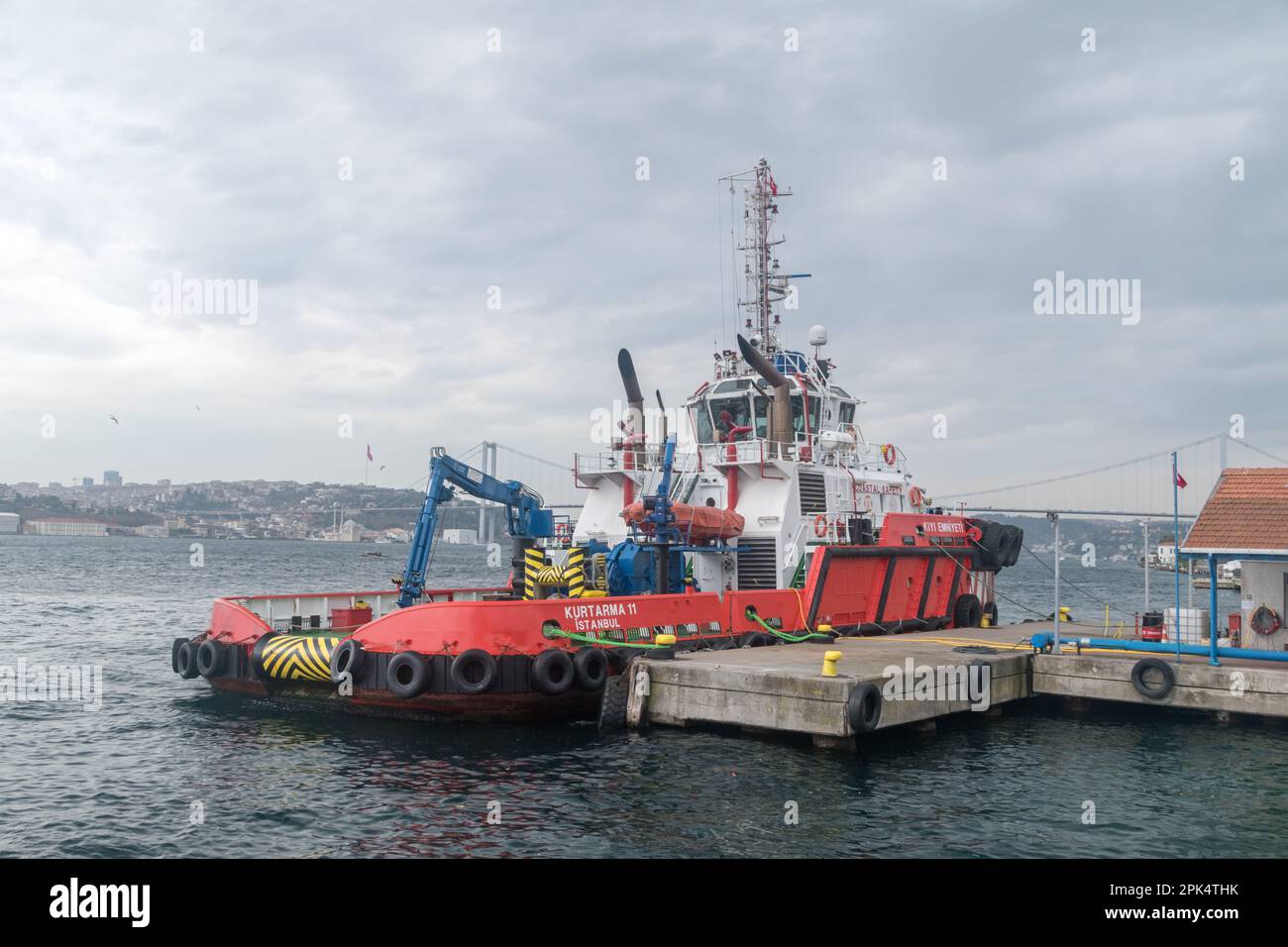 Istanbul, Turchia - 10 dicembre 2022: Nave di sicurezza costiera. Foto Stock