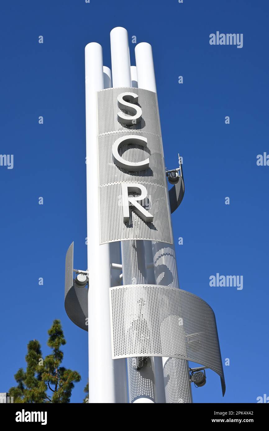 COSTA MESA, CALIFORNIA: 4 Apr 2023: South Coast Repertory (SCR) segno torre nel Segerstrom Center for the Arts Foto Stock