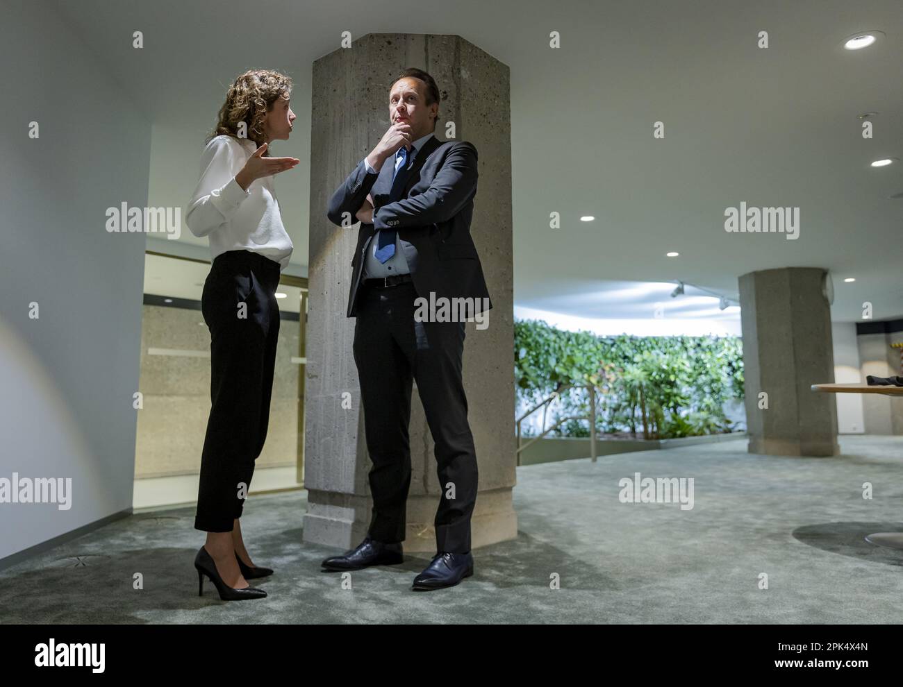 L'AIA - Sophie Hermans (VVD) e Pieter Heerma (CDA) discutono durante il dibattito in Camera dei rappresentanti dei risultati delle elezioni per il Consiglio Provinciale. ANP SEM VAN DER WAL olanda fuori - belgio fuori Foto Stock