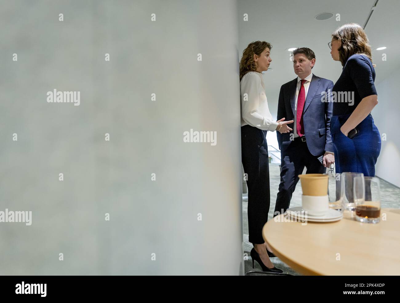 L'AIA - Sophie Hermans (VVD), Jan Paternotte (D66) e Mirjam Bikker (ChristenUnie) discutono i risultati delle elezioni per il Consiglio Provinciale durante il dibattito alla Camera dei rappresentanti. ANP SEM VAN DER WAL olanda fuori - belgio fuori Foto Stock