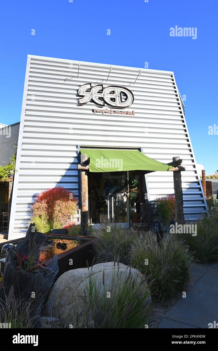 COSTA MESA, CALIFORNIA: 4 Apr 2023: SEED Peoples Market at the Camp ha marchi ecologici, in un'ampia selezione di abbigliamento lifestyle, attrezzature per esterni Foto Stock