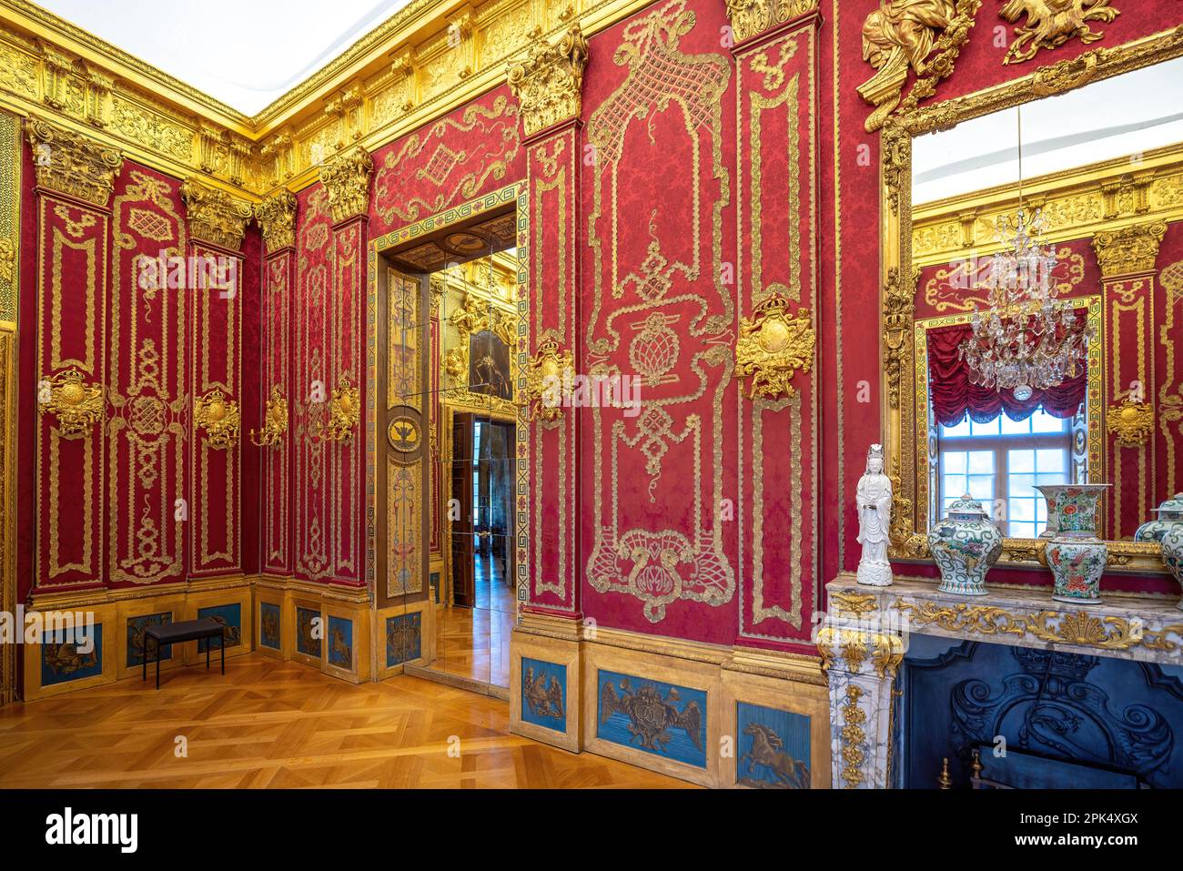 Camera Red Damask all'interno del castello di Charlottenburg - Berlino, Germania Foto Stock