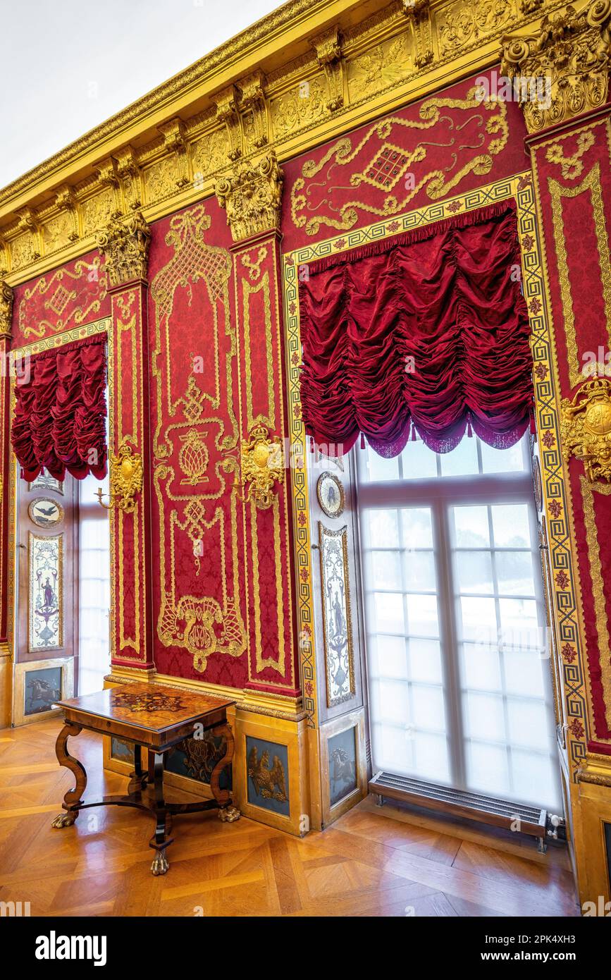 Camera Red Damask all'interno del castello di Charlottenburg - Berlino, Germania Foto Stock