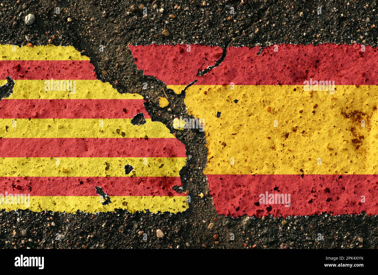Sul marciapiede ci sono immagini delle bandiere della Catalogna e della Spagna, come simbolo di confronto. Immagine concettuale. Foto Stock